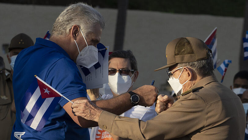 Seltener Auftritt: Ex-Präsident Raúl Castro (r.) begrüßt den amtierenden Staatschef Miguel Díaz-Canel auf einer Patrioten-Kundgebung. Seltener Auftritt: Ex-Präsident Raúl Castro (r.) begrüßt den amtierenden Staatschef Miguel Díaz-Canel auf einer Patrioten-Kundgebung.