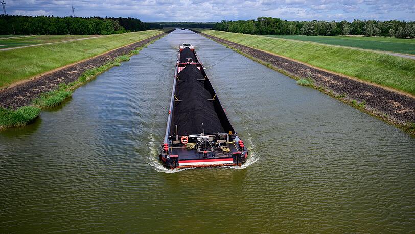 Mit 2.500 Tonnen Kohle an Bord fährt die "Niedersachsen 2" ferngesteuert durch den Elbe-Seitenkanal. Der Kapitän sitzt 400 Kilometer entfernt.
