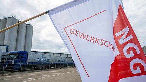 Oettinger - eine der größten Brauereien Deutschlands - und die NGG ringen um einen Tarifabschluss. (Archivbild)