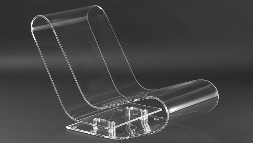 Schwebend sitzen auf Maarten Van Severens Sessel LPC (Low Chair Plastic) von 2000.