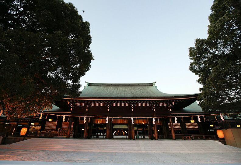 Der Hauptschrein der Shinto-Priester in in Tokio, Japan. Etwa drei Millionen Japaner besuchen das Heiligtum während der Silvesterfeiertage.