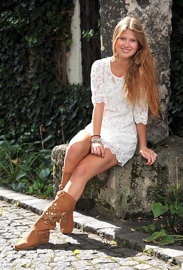 Kim Klühspieß (17) strahlt beim Fotoshooting. Sie ist schwer von sich selbst überzeugt. Schafft sie es auch die AZ Leser in ihren Bann zu ziehen?