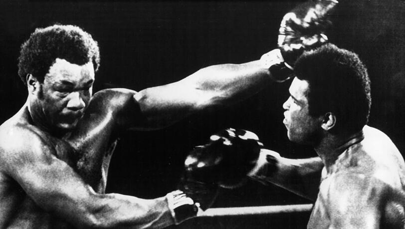 Muhammad Ali (l.) schlägt Weltmeister George Foreman zu Boden. Muhammad Ali (l.) schlägt Weltmeister George Foreman zu Boden.