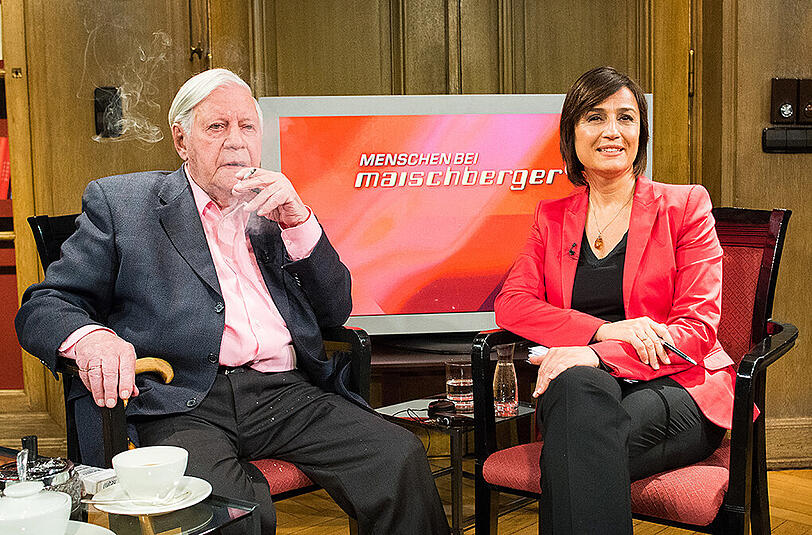 Einer seiner letzten öffentlichen Auftritte: Helmut Schmidt (SPD) sitzt am 27.04.2015 in Hamburg mit der Journalistin Sandra Maischberger in ihrer ARD-Sendung "Menschen bei Maischberger".
