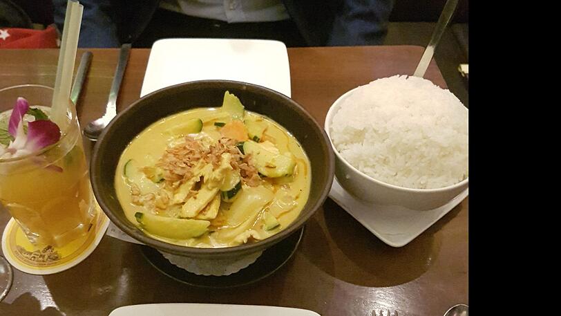 Die Portionen, auch von diesem Gaeng Gari Gai, sind in der Lotus Lounge üppig.