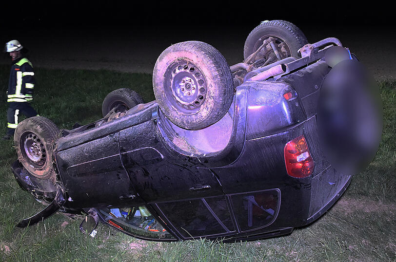 Ein Auto hat sich überschlagen. Helfer eilten zur Unfallstelle.