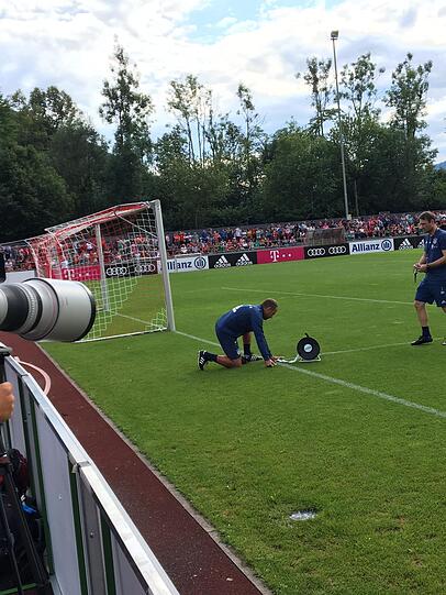 Co-Trainer Hansi Flick bei den Vorbereitungen.