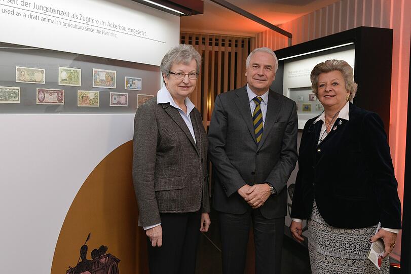 Sie präsentieren die Geldschein-Ausstellung: (Von links) Franziska Jungmann-Stadler, Vorstand der HVB Stiftung Geldscheinsammlung, Dr. Walter Schlebusch, Vorsitzender der Geschäftsführung von G&D und Verena von Mitschke-Collande, Eigentümerin von G&D.