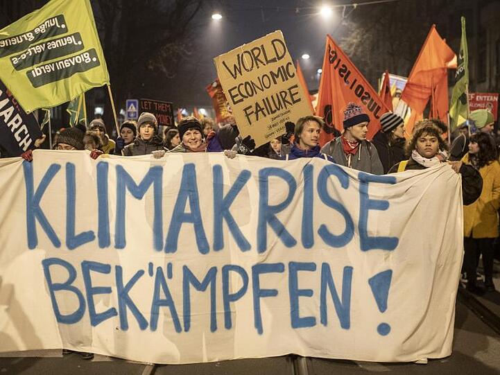 Demonstranten protestieren in Zürich gegen das Weltwirtschaftsforum (WEF).