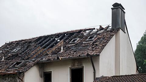 Der Dachstuhl eines Hauses ist bei einem Feuer ausgebrannt.