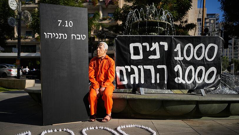Ein Demonstrant mit einer Maske, die den israelischen Ministerpräsidenten Benjamin Netanjahu darstellt, während einer Protestkundgebung 1000 Tage nach dem beispiellosen Hamas-Überfall auf Israel am 7. Oktober 2023. Ein Demonstrant mit einer Maske, die den israelischen Ministerpräsidenten Benjamin Netanjahu darstellt, während einer Protestkundgebung 1000 Tage nach dem beispiellosen Hamas-Überfall auf Israel am 7. Oktober 2023.