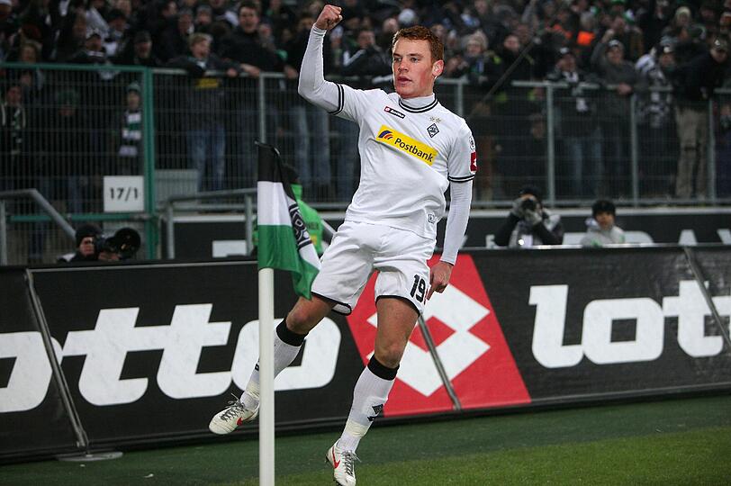 Von wegen Schalke-Fan! Jahrelang hat man ihm diese Nummer abgenommen. Doch seit Manuel Neuer bei den Bayern ist, sind die Verhältnisse nun klar: Sein Herz schlägt ganz offensichtlich für die Gladbacher Borussia! Statt Mitgliedsbeitrag zahlte der Bayern-Keeper in Form von einer unterlaufenen Flanke im Hin- und einem präzisen Pass im Rückspiel. Raffiniert, aber nun enttarnt.