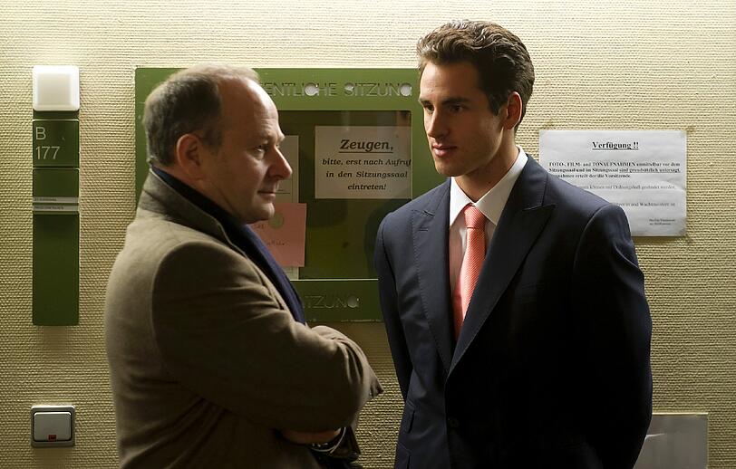 Adrian Sutil, hier rechts mit seinem Manager Manfred Zimmermann, bei seinem Prozesstermin in München. Der Gräfelfinger wurde wegen schwerer Körperverletzung zu 18 Monaten Haft auf Bewährung verurteilt und ist in Berufung gegangen. Bis Mitte des Jahres will er wieder zurück in der Formel 1 sein.