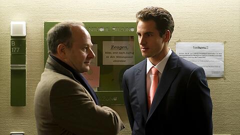 Adrian Sutil, hier rechts mit seinem Manager Manfred Zimmermann, bei seinem Prozesstermin in München. Der Gräfelfinger wurde wegen schwerer Körperverletzung zu 18 Monaten Haft auf Bewährung verurteilt und ist in Berufung gegangen. Bis Mitte des Jahres will er wieder zurück in der Formel 1 sein.