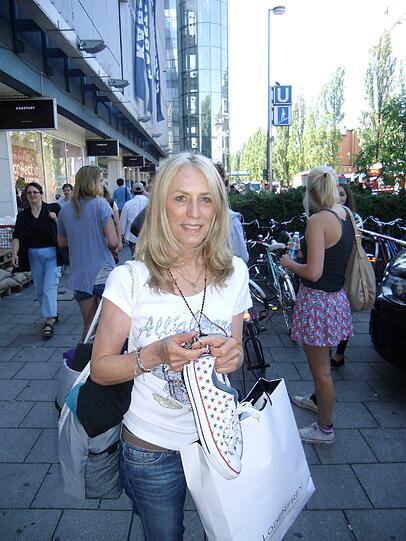 Ulla Fink (42): &bdquo;Wir haben nur Klamotten und Medikamente geholt, konnten aber auch nur ganz kurz in die Wohnung. Drinnen waren Risse in der Decke und auch am Balkon. Ich habe eine Tochter, die auf der anderen Seite der Leopoldstraße wohnt. Dort sind wir in der Nacht der Entschärfung untergekommen. Mein Mann musste im Labor schlafen.&ldquo;