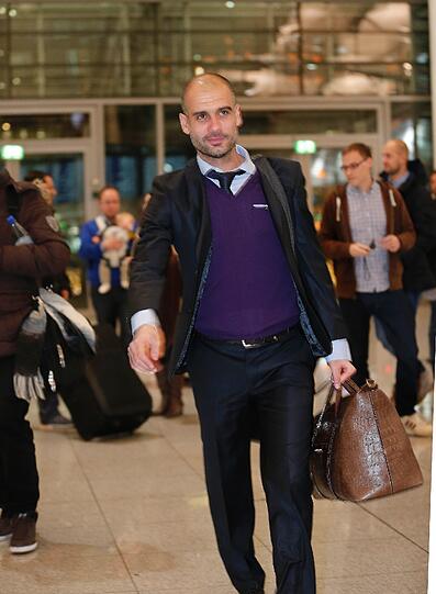 Die Bayern-Profis beim Abflug in München: Pep Guardiola