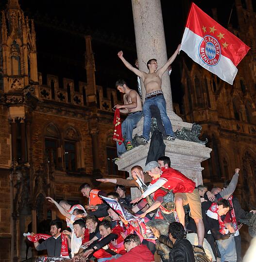 Die Fan-Party am Marienplatz: Bayern-Anhänger haben sogar die Mariensäule eingenommen. Die Bilder