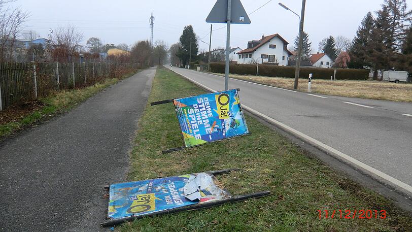 Wahlplakate im Strassengraben Mäleßkircherstrasse.