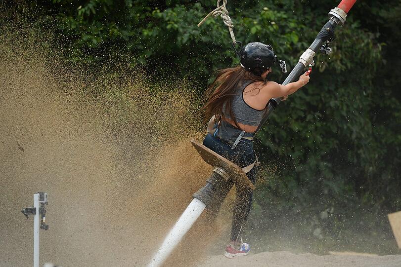 Während der Challenge. So schön reitet nur Ela auf dem Feuerwehrschlauch.
