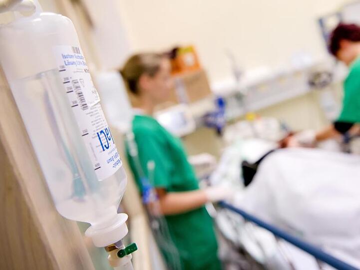 Medizinisches Personal versorgt in einem Krankenhaus einen Patienten. Foto: Sven Hoppe/dpa