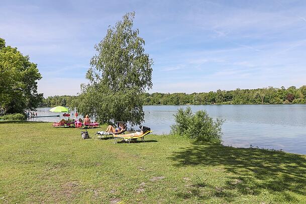 Mitten in der Stadt und doch umrahmt von Grün ist der Feldmochinger See. Mitten in der Stadt und doch umrahmt von Grün ist der Feldmochinger See.