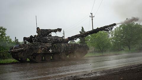 Ukrainische Soldaten feuern in der Nähe von Bachmut auf russische Stellungen.