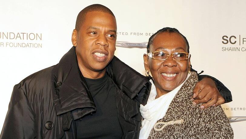 2017 veröffentlichte Jay-Z den Track "Smile", in dem sich seine Mutter Gloria Carter als lesbisch outete.
