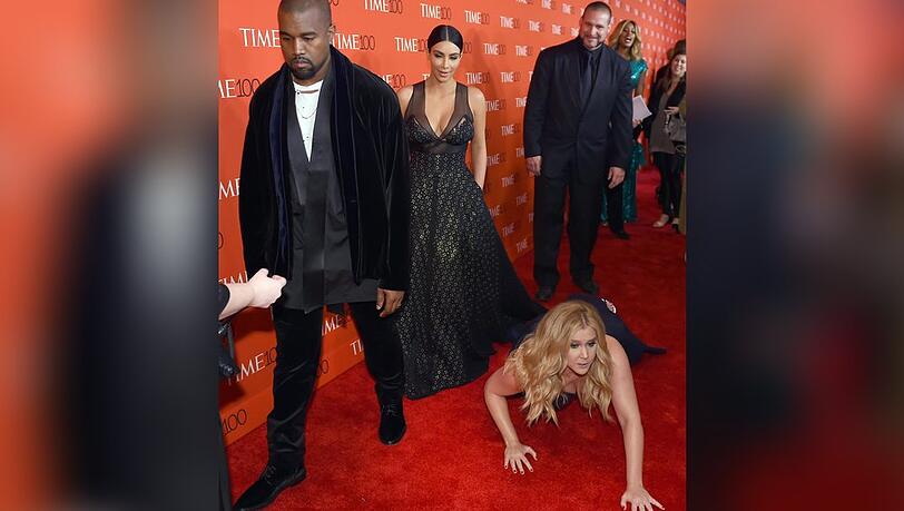 Vor zehn Jahren legte sich Amy Schumer vor Kim Kardashian auf den roten Teppich. Vor zehn Jahren legte sich Amy Schumer vor Kim Kardashian auf den roten Teppich.