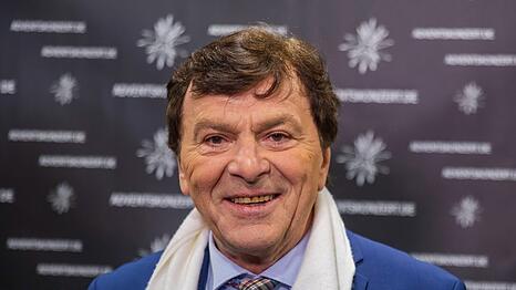 Der tschechische Schauspielstar Pavel Tr&aacute;vn&iacute;ček hat sich nach seiner Herz-OP in Prag gezeigt.