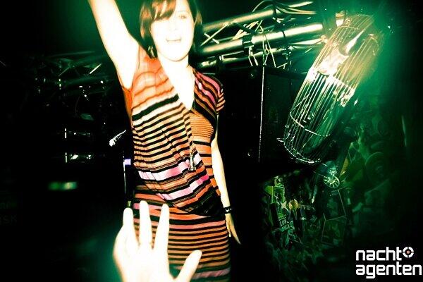 Der totale Trash im 8 Below am Freitag: Die Partyreihe "Hyper Hyper". Unter Sauna-Temperaturen tanzen die Massen zu Musik aus den 90ern. Weitere Fotos von der Veranstaltung gibt's unter www.nachtagenten.de.