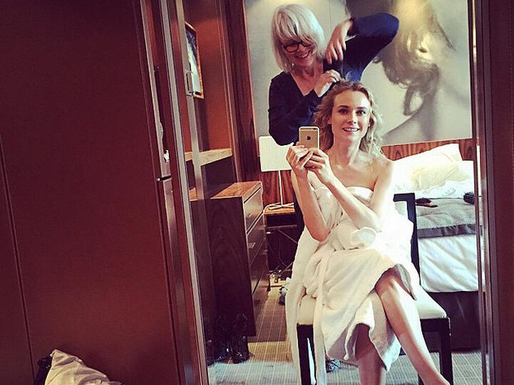 Einen exklusiven Einblick in ihre Vorbereitungen, bevor es auf den roten Teppich geht, gibt Schauspielerin Diane Kruger (38). "Nur das Hotel verändert sich...@perrinerougemonthair #cannes", schrieb sie zu ihrem Instagrambild.