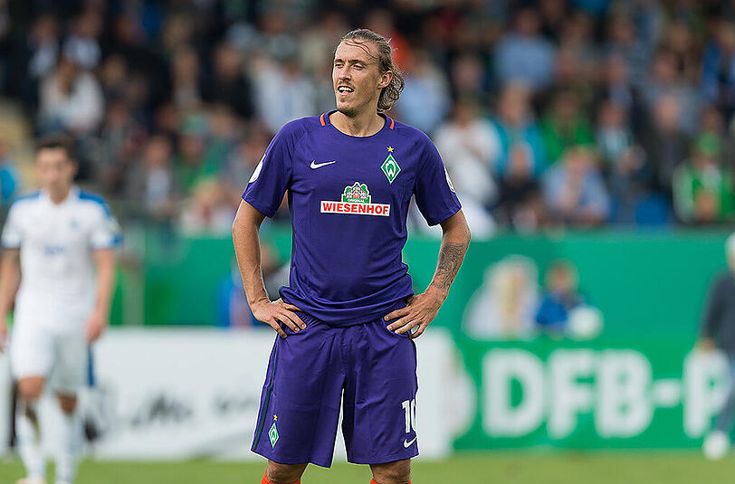 Frustriert stemmt Max Kruse die Hände in die Hüften. Werder blamiert sich bei Drittligist Lotte und Kruse verletzt sich.