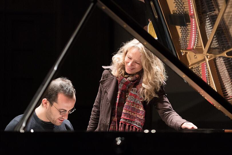 Vorbereitung auf Beethoven: Der Pianist Igor Levit mit Alexandra Schreyer vom Veranstalter Bell&rsquo;Arte.
