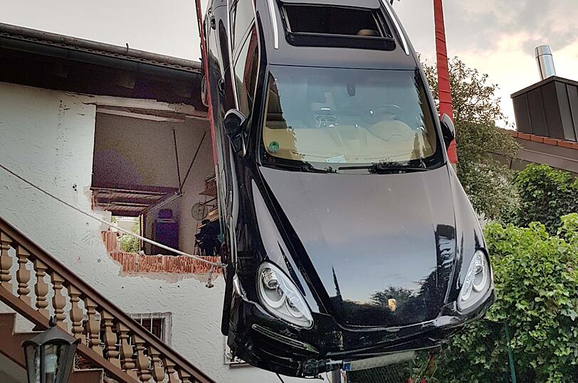 Ein Mann hat mit seinem Porsche die Garagenwand durchbrochen und ist im Garten gelandet. Die Bilder vom Einsatz.
