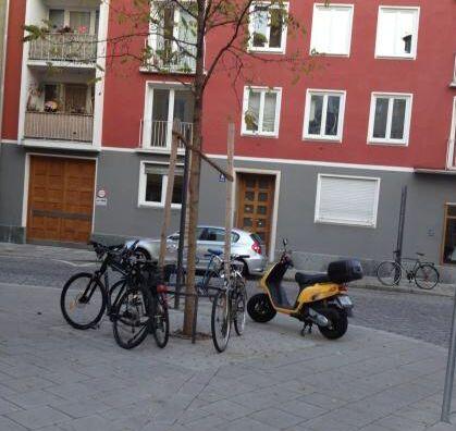 An der Adalbert-Straße, Ecke Nordendstraße haben sich Stadtteilpolitiker eine Rundbank gewünscht. Die Stadt schlägt stattdessen eine zwei Meter lange normale Sitzbank vor.