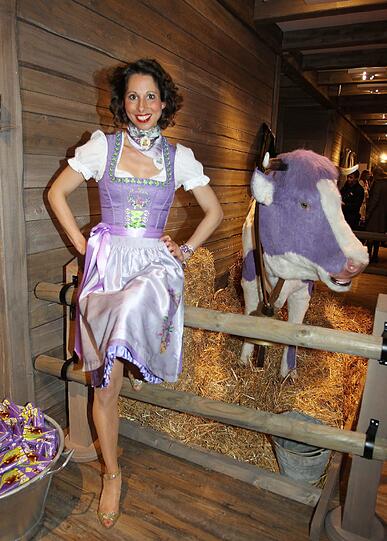 Lola Paltinger hat die neuen exklusiven Trachten-Modelle für Milka entworfen