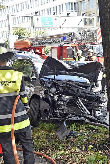 Schwerer Unfall auf der Tegernseer Landstraße: Ein Pkw kam von der Straße ab und raste in einen Baum.