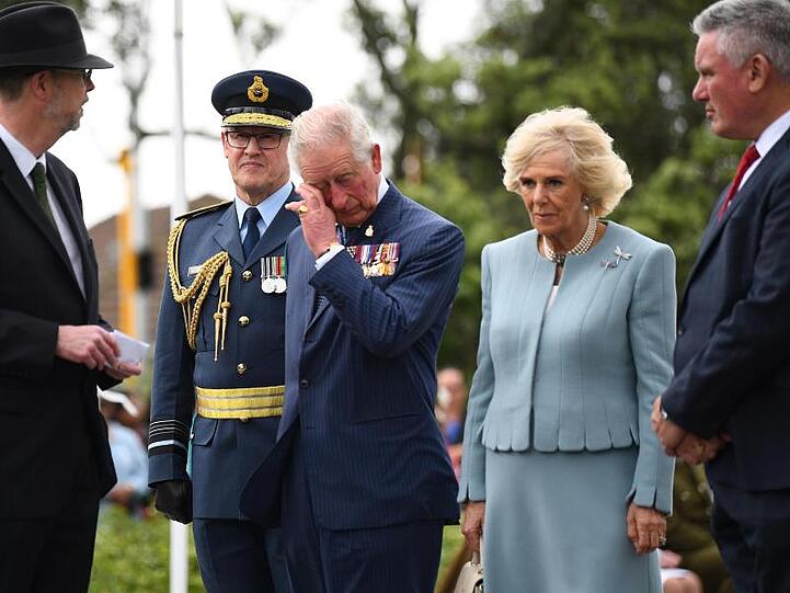 Prinz Charles und Herzogin Camilla gedenken am Mount-Roskill-Kriegerdenkmal der gefallenen Soldaten im Ersten Weltkrieg.