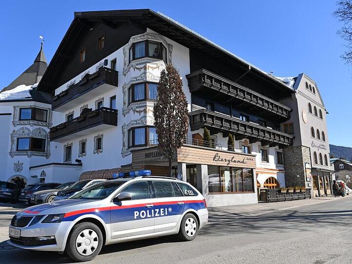 Ein Polizeiauto fährt am Mannschaftshotel der Österreichischen Langläufer und Skispringer vorbei. Foto: Hendrik Schmidt/Archivbild