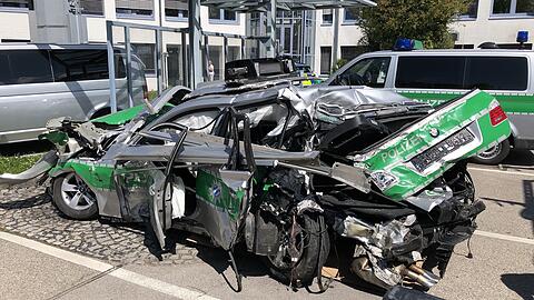 Schrottreif: Das abgeschleppte Polizeiauto nach dem Unfall auf der Autobahn.