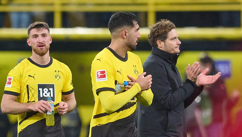 Dortmunds Salih Özcan, Trainer Edin Terzic und Emre Can (l-r) nach einem Spiel.