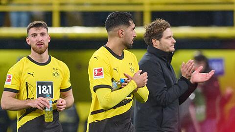 Dortmunds Salih Özcan, Trainer Edin Terzic und Emre Can (l-r) nach einem Spiel.