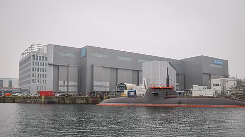 Ein U-Boot vor der Kieler Werft von TKMS.
