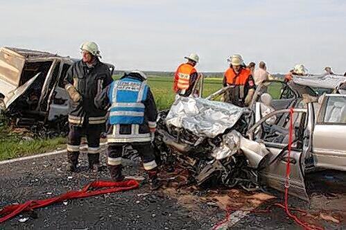 Links ist das ausgebrannte Wrack des Lieferwagens. Aus dem silbernen Mercedes wurde der Verursacher befreit.