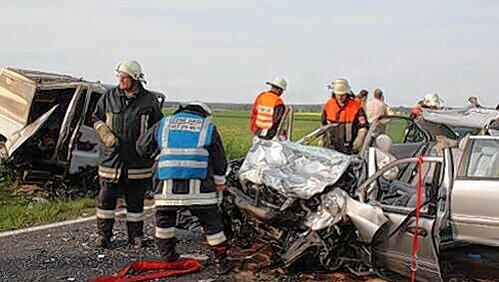 Links ist das ausgebrannte Wrack des Lieferwagens. Aus dem silbernen Mercedes wurde der Verursacher befreit. Links ist das ausgebrannte Wrack des Lieferwagens. Aus dem silbernen Mercedes wurde der Verursacher befreit.
