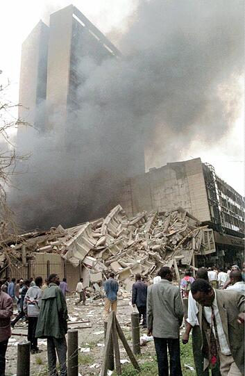 7. August 1998: Bei fast zeitgleichen Bombenanschlägen auf die US-Botschaften in
Nairobi (Kenia) und Daressalam (Tansania) sterben 230 Menschen. Als Drahtzieher gelten bin Laden
und sein Netzwerk Al-Kaida.