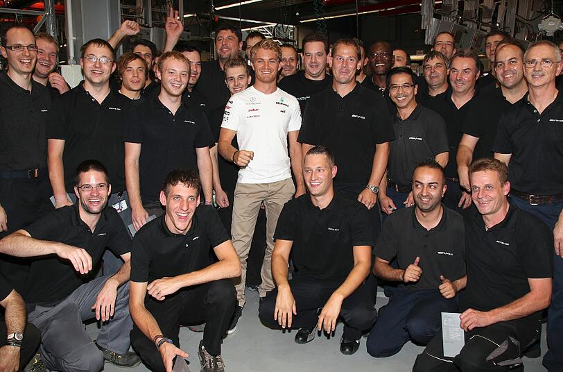 Die Formel 1-Stars auf neuen Wegen: Michael Schumacher und Nico Rosberg stellten ihre Fähigkeiten als Motoren-Monteure unter Beweis - im Mercedes AMG-Werk! Die Bilder.