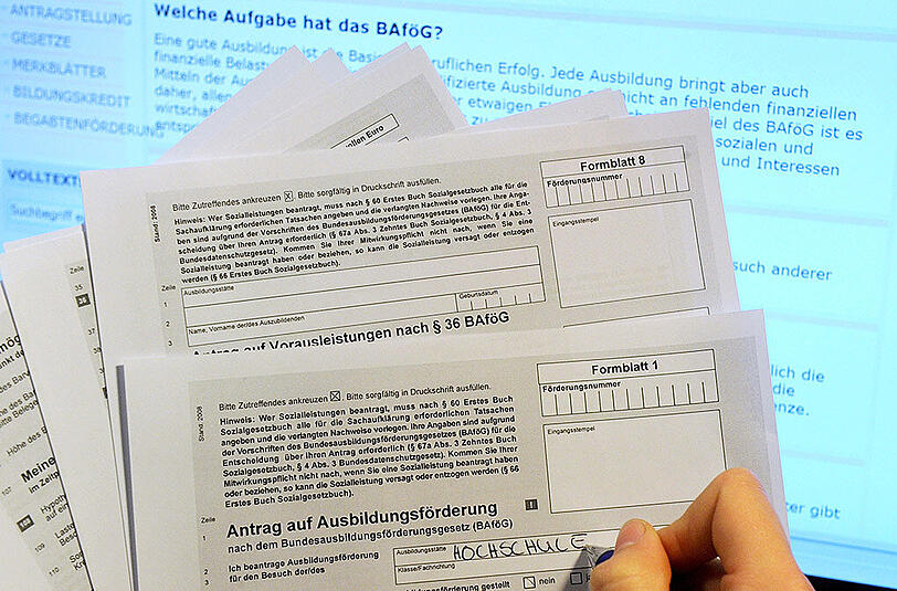 Antrag auf Ausbildungsförderung (Bafög): Rund 925 000 junge Menschen bekamen 2014 Geld nach dem Bundesausbildungsförderungsgesetz.