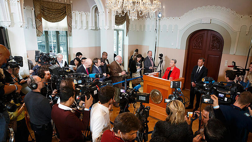 Kaci Kullmann Five, die neue Vorsitzende der Nobelpreis-Jury, gibt die Gewinner der Auszeichnung 2015 bekannt. Kaci Kullmann Five, die neue Vorsitzende der Nobelpreis-Jury, gibt die Gewinner der Auszeichnung 2015 bekannt.