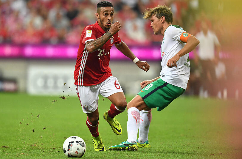 Während Bayern-Star Thiago (l) nach dem Spiel feiern konnte, war Bremen Kapitän Clemens Fritz (r) sichtlich angefressen.